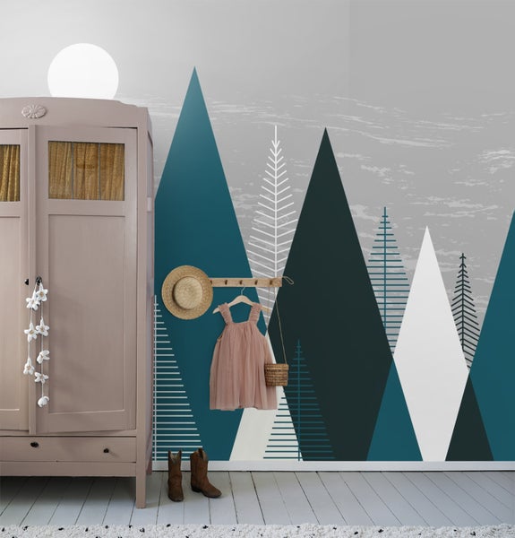 Kinderzimmer mit Schrank, Kleidung und Tapete mit Bergmotiv