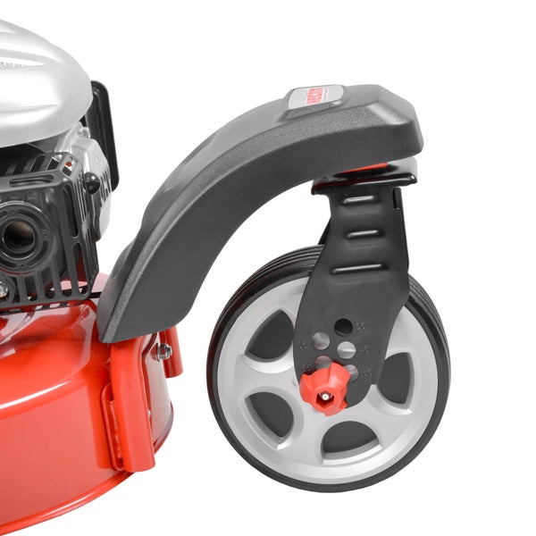 Nahaufnahme eines Hecht Rasenmähers mit Fokus auf das Vorderrad, die Schnitthöhenverstellung und das Hecht Logo.