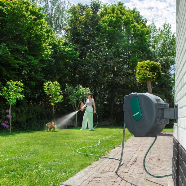 VONROC Schlauchtrommel Gartenschlauch als Schlauchaufroller 25 Meter - Wasserschlauch 180 drehbar als Schlauchbox inkl. Schlauchhalter Wand & Einzugautomatik - Grün