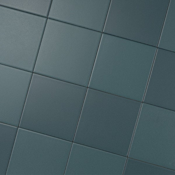 Quadratische Fliesen mit matter Oberflächenstruktur für Wand und Boden im Innenbereich
