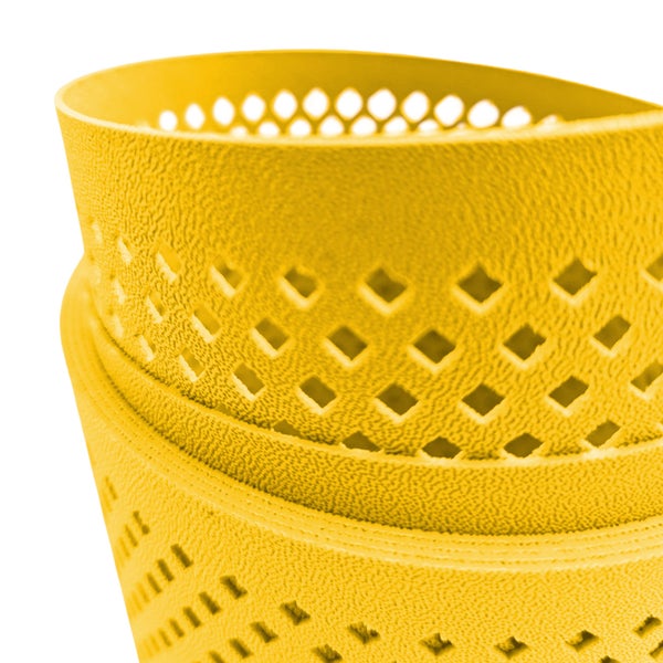 Detailansicht eines Pflanzgefäßes mit Lochmuster