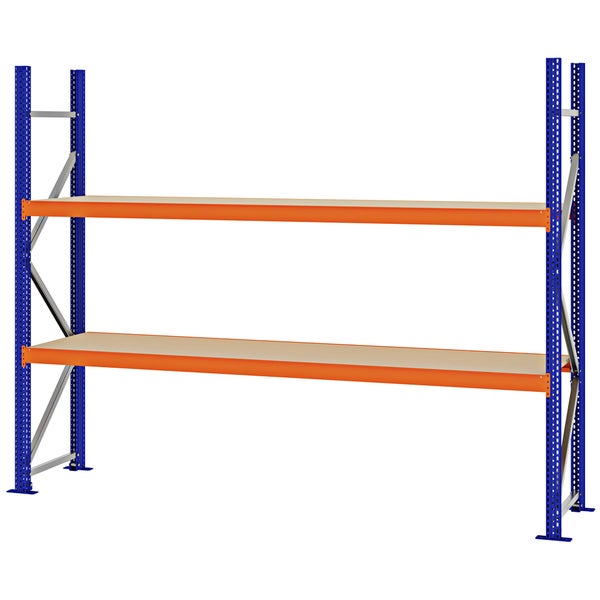 Weitspannregal mit zwei Ebenen, blauen Stehern, orangefarbenen Traversen und Holzböden für Werkstatt und Lager.