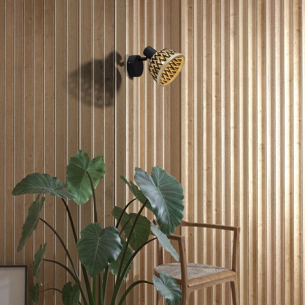 Wohnraum mit Holzvertäfelung, Zimmerpflanze, Stuhl und Wandleuchte