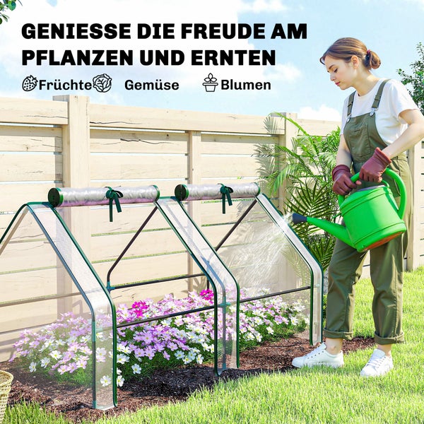 Frau gießt Blumen im Garten-Folientunnel vor einem Zaun. Text Geniesse die Freude am Pflanzen und Ernten von Früchten, Gemüse und Blumen.