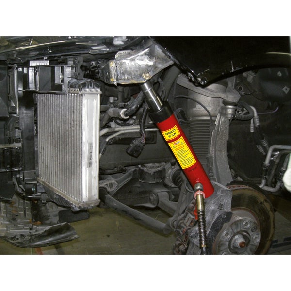 Hydraulikspreizer beim Einsatz an einem beschädigten Fahrzeug.