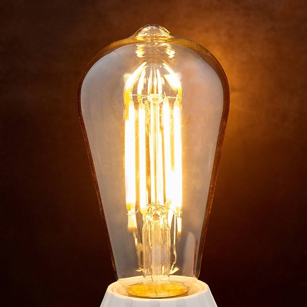 LED-Filament-Leuchtmittel in Rustika-Form ST64 mit klarem Glas und warm leuchtenden Glühfäden.