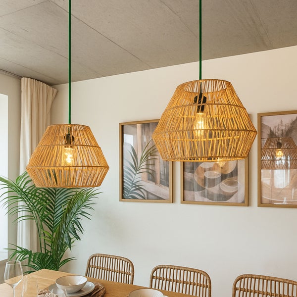 Zwei geflochtene Pendelleuchten aus Bast über einem Esstisch in einem hellen Raum.