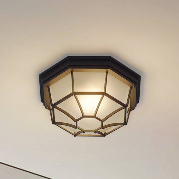 Traditionelle Deckenleuchte mit achteckigem Metallrahmen und mattem Glas an einer Decke montiert.