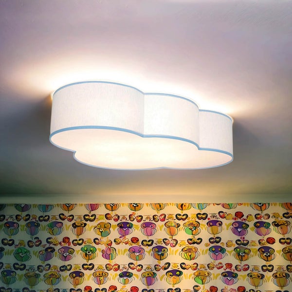 Wolkenförmige Deckenleuchte im Kinderzimmer
