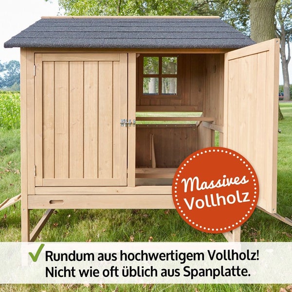 Kleintierstall aus massivem Vollholz mit Bitumendach und zwei Türen, eine Tür geöffnet mit Innenansicht und Fenster.