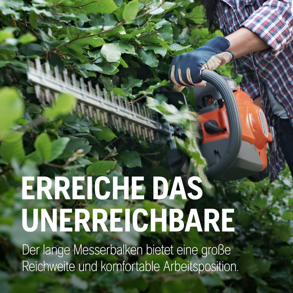 Eine Person schneidet eine Hecke mit einer Heckenschere.