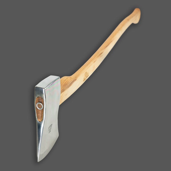 Spaltaxt mit Metallkopf und langem Stiel aus Holz