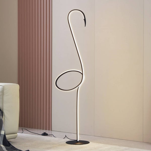 Moderne LED-Stehleuchte mit abstrakter flamingo-ähnlicher Silhouette und schmalem Profil in einem minimalistischen Wohnraum.