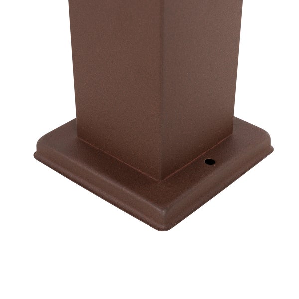 Quadratischer brauner Pfostenfuß aus Metall mit strukturierter Oberfläche und Montageloch.