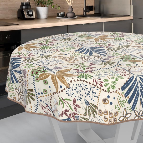 Runde Tischdecke mit botanischem Muster aus Blättern und floralen Elementen in einer modernen Küche.