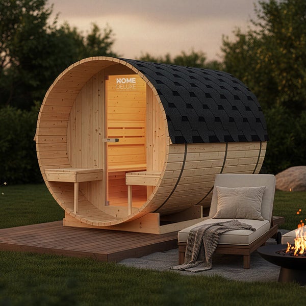 Fasssauna von Home Deluxe mit Holzwand und Schindeldach im Garten auf einer Terrasse mit Sonnenliege und Feuerstelle
