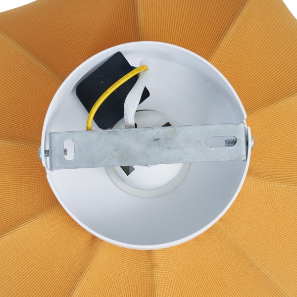 Innenansicht einer Deckenleuchte mit Montagebügel aus Metall, weißem Baldachin und Verkabelung vor einem Textilschirm.