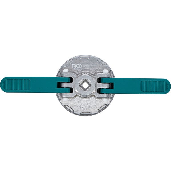 Großer Olivenbaum in einem schwarzen Kunststofftopf mit knorrigem Stamm und grünen Blättern.