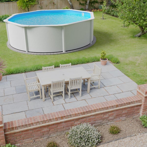 Gartenszene mit oberirdischem Pool und Holzmöbeln auf einer Terrasse
