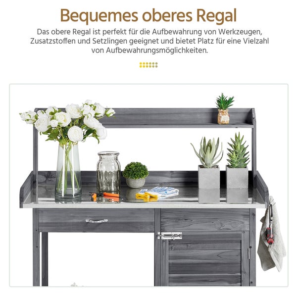Grauer Gartentisch mit oberem Regal und Dekorationsartikeln