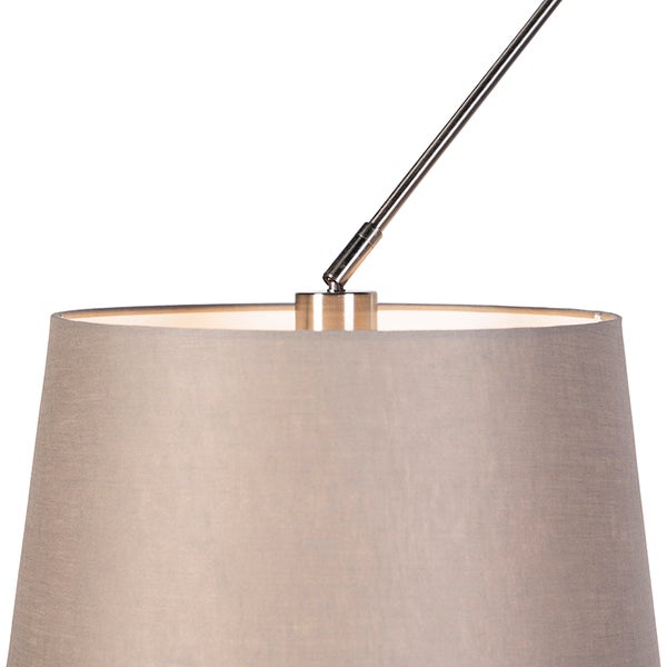 Nahaufnahme einer Leuchte mit Stoffschirm und verstellbarem Metallarm.