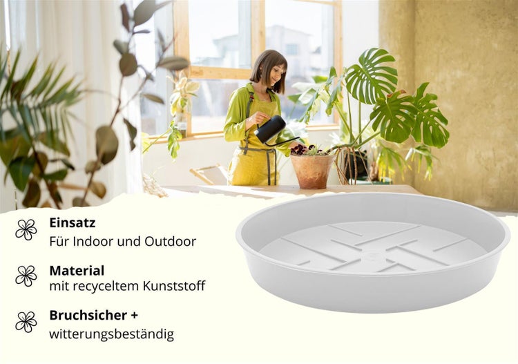 Runder Pflanzenuntersetzer aus recyceltem Kunststoff für innen und außen, bruchsicher, witterungsbeständig, im Hintergrund Frau in hellem Raum.
