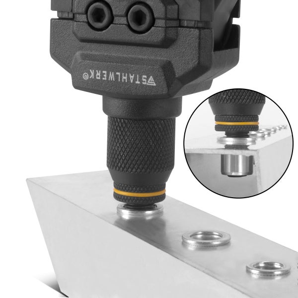 Geräumiges Gartenhaus aus Holz mit Walmdach, integrierter überdachter Terrasse mit Lounge und großen Glastüren.