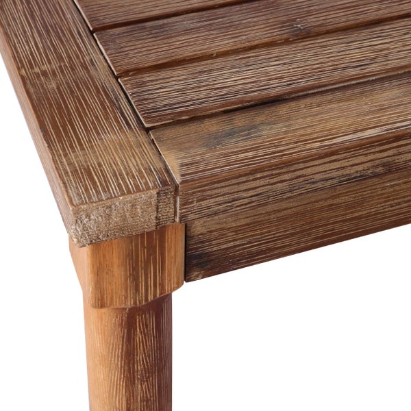 Detailansicht einer Garten-Tischplatte aus Holz mit Lattenstruktur und sichtbarer Maserung.