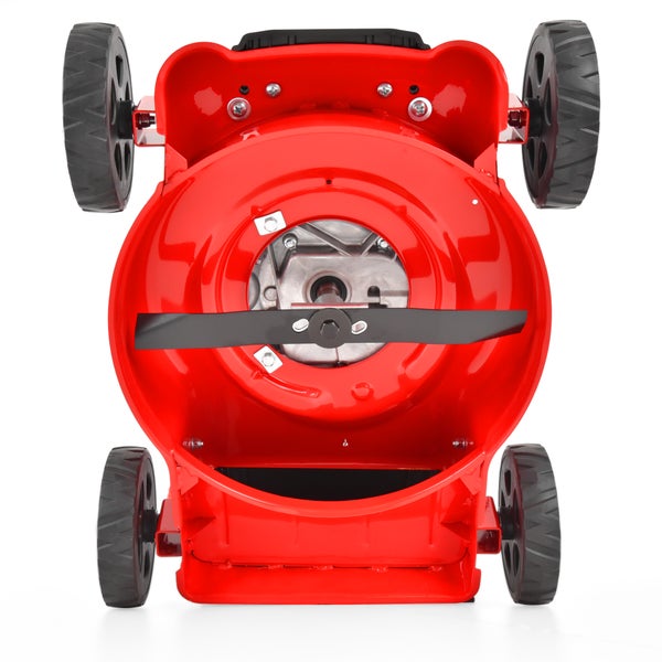 Unterseite eines roten Rasenmähers mit Schneidmesser, Mähdeck und vier schwarzen Rädern.