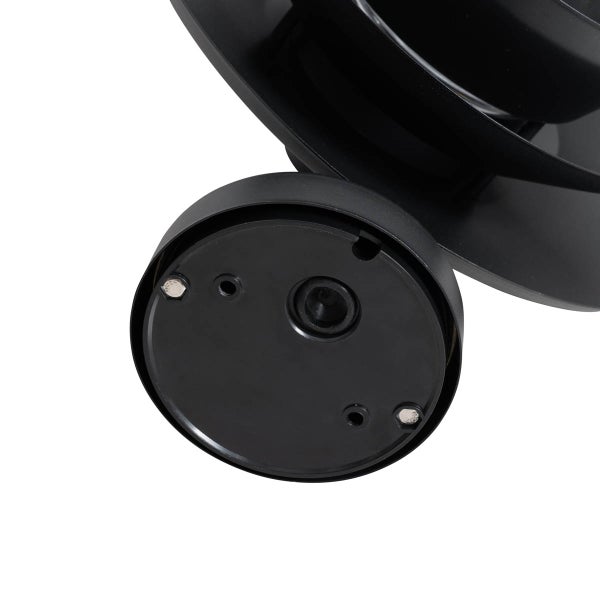 Detailansicht der kreisförmigen Wandhalterung einer schwarzen Außenwandleuchte mit Montagelöchern und elektrischem Anschlusspunkt.