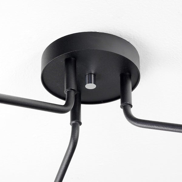 Deckenleuchte mit schwarzer Halterung an der Decke montiert