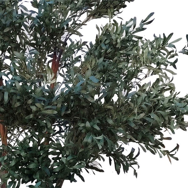 Nahaufnahme eines künstlichen Olivenbaums mit grünen Blättern und braunen Ästen.