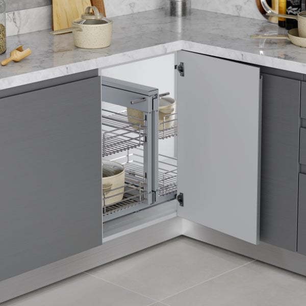 Küchen-Eckschrank-Auszug mit Drahtkörben in einer modernen Einbauküche mit Arbeitsplatte in Marmor-Optik.