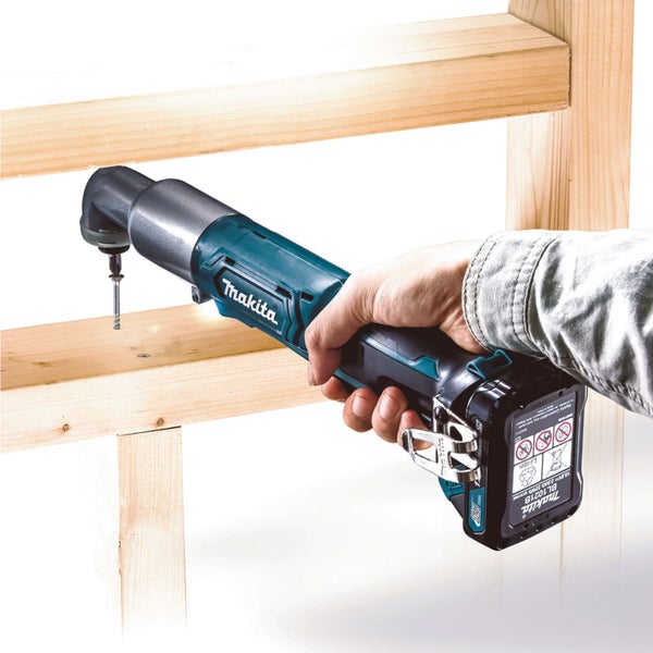 Makita Winkelbohrmaschine im Einsatz an einem Holzrahmen