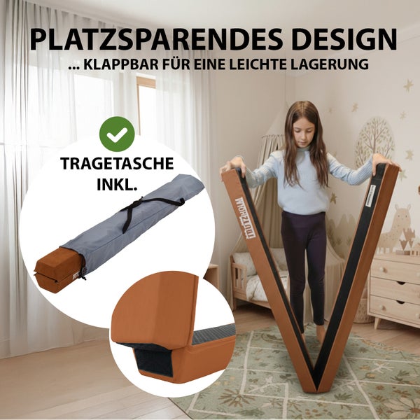 Klappbarer Schwebebalken für Kinder in einem Kinderzimmer, inklusive Tragetasche und platzsparendem Design für einfache Lagerung.