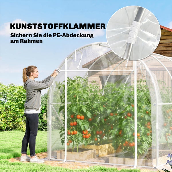 Eine Frau befestigt eine PE-Abdeckung mit Kunststoffklammern am Rahmen eines Gewächshauses mit Tomatenpflanzen in Holzkisten.