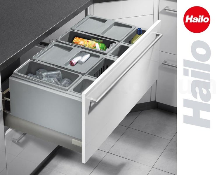 Hailo Abfalltrennsystem in einer offenen Küchenschublade mit mehreren Kunststoffbehältern zur Mülltrennung und Hailo Logo.