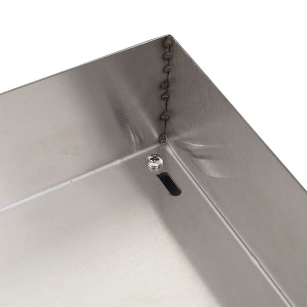 Detailaufnahme einer Edelstahlwanne mit Schraube und Schweißnaht
