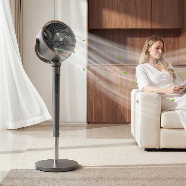 Moderner Standventilator in einem hellen Wohnzimmer mit einer Frau auf dem Sofa, visualisierter Luftstrom, Holzregal und Teppich.