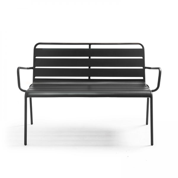 Gartenbank aus Metall mit Armlehnen und Latten-Optik.