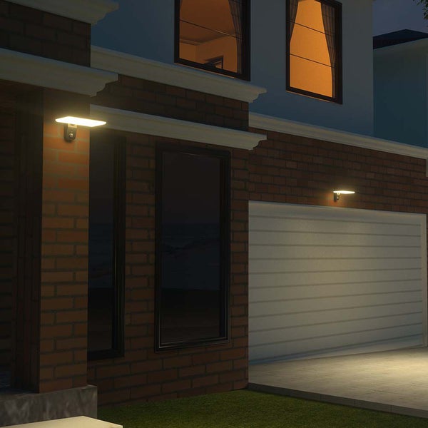 Hausfassade mit Aussenleuchten bei Nacht