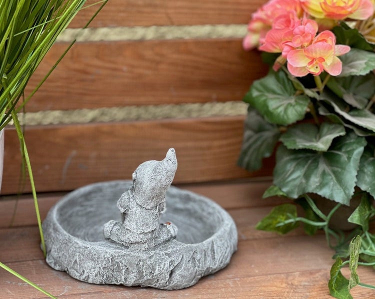 Vogeltränke aus Steinguss mit einer kleinen Zwerg-Figur am Rand, dekorative Schale für den Garten.