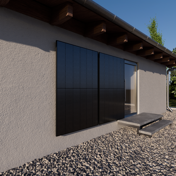Zwei großflächige Solarmodule an einer hellen Hauswand neben einer Glastür montiert.