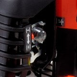 Detailansicht eines Schalters an einem Motorgerät.