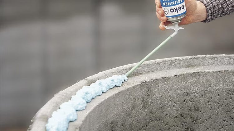 Anwendung von beko Brunnenschaum zum Abdichten eines runden Betonrings.