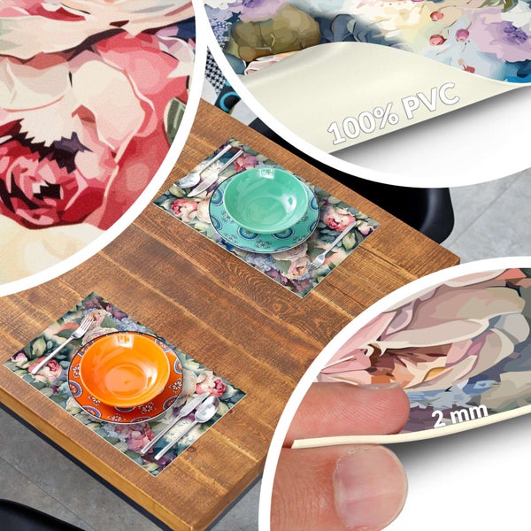 Platzsets mit Blumenmuster aus 100 Prozent PVC auf einem Holztisch, mit einer Stärke von 2 Millimeter.