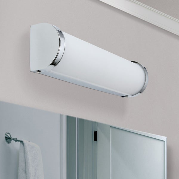 Moderne Wandleuchte aus Metall und Glas zur Spiegelbeleuchtung in einem Badezimmer.