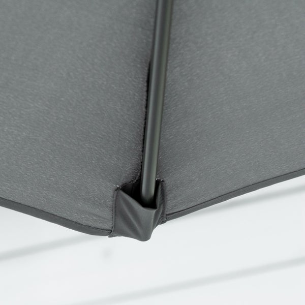 Detailansicht eines Sonnenschirm-Gelenks mit Arretierungsstift und Sicherungskette aus Metall.