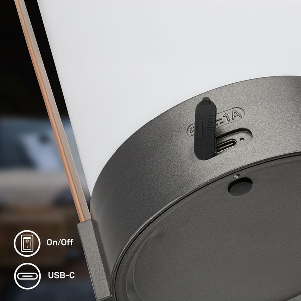 Nahaufnahme der Unterseite einer Tischleuchte mit USB-C-Ladeanschluss und Ein-Aus-Symbol.