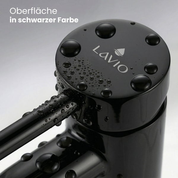 Lavio Armatur mit Wassertropfen auf schwarzer Oberfläche und Lavio Logo.
